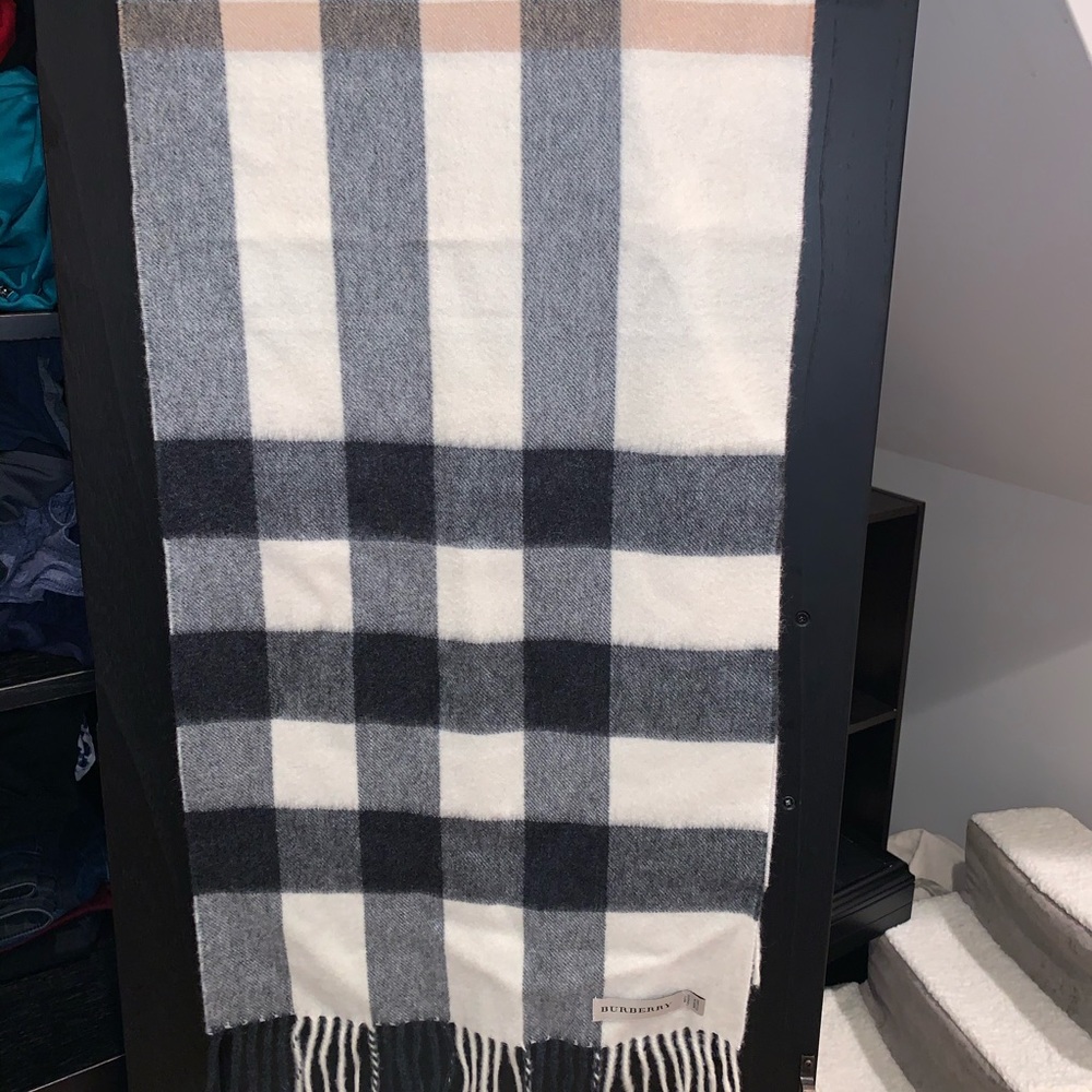 Burberry Scarf  100% cashmere